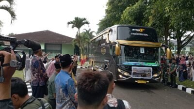 Rombongan Calon Jemaah Haji Pertama Asal KBB Dilepas, Tergabung di Kloter 17
