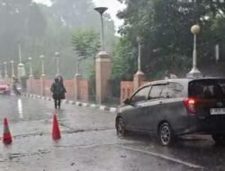 Jalan di Depan Kantor Wali Kota Cimahi Ambles Usai Hujan Deras, Akses Jalan Ditutup