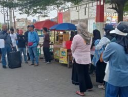Kesal Jalan Rusak Dibiarkan, Warga Perum ASI Citapen KBB Demo Pihak Developer
