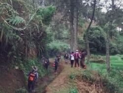 Jelang Musim Panen, Warga Desa Sirnajaya KBB Swadaya Bersihkan Sungai Pasirpogor
