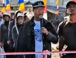 Turun ke Dapil, Ketua Komisi III DPRD KBB Bantu Perbaikan Jalan di Cikole Lembang