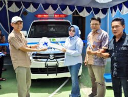 Sekretaris Komisi II DPRD Kota Bekasi Serahkan Bantuan Ambulans Gratis untuk Warga Aren Jaya