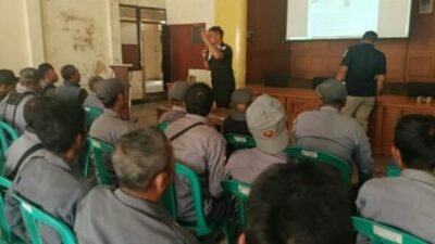 Di Balik Seragam Linmas, Terungkap Kisah Pengabdian di Tengah Ancaman Bencana Rongga