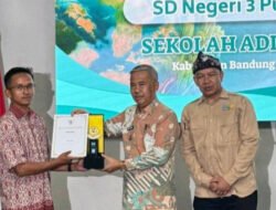 Komitmen Pemkab Bandung Barat bersama menuju sekolah berbudaya lingkungan dan membangun generasi muda yang cinta bumi.